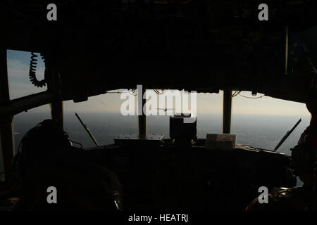 US Luftwaffe c-130 Hercules-Flugzeuge fliegen in Formation während einer multinationalen Static-Line Airdrop-Mission mit US-Soldaten und uruguayischen Armee Jumpmasters über Sizilien-Drop-Zone in Fort Bragg, N.C., 8. Dezember 2012, im Rahmen des 2012 Randy Oler Memorial Betrieb Spielzeug Drop. Die Bedienung ist eine jährliche Veranstaltung begann in Fort Bragg, in denen US-Fallschirmjäger, die neue, ausgepackt Spielzeug für Kinder Spenden eine Chance erhalten, zu trainieren und springen mit internationalen Jumpmasters.  Staff Sgt Jason Robertson) Stockfoto