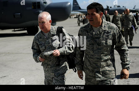 US Air Force AFSOC Kommandeur Generalleutnant Donald C. Wurster besucht mit seinen Truppen am Toussaint Louverture International Airport, Port-au-Prince, Haiti, am 27. Januar während der Operation Unified Response. US-Verteidigungsministerium Vermögenswerte wurden eingesetzt, zur Unterstützung an den Haiti Hilfsmaßnahmen nach einem Erdbeben der Stärke 7, die die Stadt am 12. Januar getroffen. Stockfoto