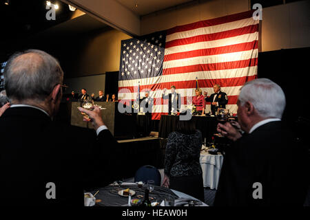 Alle Mitglieder, die an die Reihenfolge der feierlichen Schwert für pensionierte General Norton Schwartz anstoßen für einen Toast an der Emerald Coast Convention Center auf Okaloosa Island, Florida, 1. Februar 2013. Mehr als 600 Flieger kam Schwartz für seine Verdienste um die eingetragenen Kräfte zu Ehren. Flieger 1. Klasse Christopher Callaway) Stockfoto