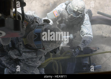 Oregon Army National Guard 1st Lt. Justin Phelps, 2nd Platoon Leader mit Alpha-Batterie, 2. Bataillon, 218. Feldartillerie-Regiment 41. Infantry Brigade Combat Team, Sling-Lasten eines seinem Zug zwei M119A2 Haubitzen auf ein CH-47, F-Modell Chinook-Hubschrauber während einer Artillerie Ausbildungsmission, Thunderstruck Betrieb, 20. Juni 2015, im Yakima Training Center in der Nähe von Yakima, Washington Das Artillerie-Training-Mission war der erste seiner Art in der Geschichte der Oregon National Guard ausgeführt werden soll. Mehr als ein Jahr der Ausbildung und bekommen Personal Air Assault führen bis zu den Exec Stockfoto