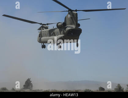 Soldaten der Army National Guard mit Alpha-Batterie, 2. Bataillon, 218. Feldartillerie-Regiment, 41. Infantry Brigade Combat Team, Oregon vorbereiten ein M119A2 Haubitze auf die Ankunft eines F-Modell CH-47 Chinook-Hubschraubers während einer Artillerie Ausbildungsmission, Thunderstruck Betrieb, 20. Juni 2015, im Yakima Training Center in der Nähe von Yakima, Washington Das Artillerie-Training-Mission war der erste seiner Art in der Geschichte der Oregon National Guard ausgeführt werden soll. (Oregon Army National Guard Captain Leslie Reed, 41. Infantry Brigade Combat Team Public Affairs) Stockfoto