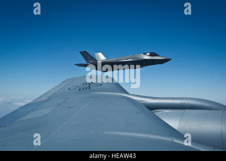 Eine F-35A Lightning II zugewiesen, 31. Test und Auswertung Geschwader, Edwards Air Force Base, Kalifornien, wartet ab der Flügel einer Boeing KC-135 Stratotanker der 927th Air Refueling Wing, MacDill AFB, Florida, nach Betankung während eine grüne Flagge 15-08 Ausbildung Sortie in den Himmel über das National Training Center, Kalifornien, 10. Juni 2015 zugewiesen. Die f-35 ist das Department of Defense Focal Point für erschwingliche Streik Flugzeug Waffensysteme der nächsten Generation für die Navy, Air Force, Marines und Welt Verbündeten definieren.  Senior Airman Joshua Kleinholz) Stockfoto