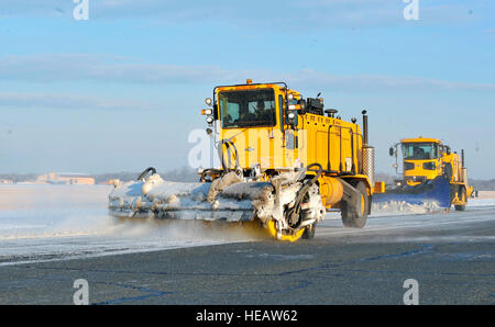 Schnee Entfernung LKW zugewiesen, 316th Civil Engineer Squadron (CES) entfernt Schnee aus der Flightline auf gemeinsamer Basis Andrews Naval Air Facility Washington, MD., 8. Januar 2010. Das 316th Bauingenieur-Geschwader verbrachte den größten Teil am Morgen Enteisung von Flugzeugen und clearing der Flightline von Schnee und Eis, nachdem ein Sturm etwa ein bis zwei Zoll Schnee an der Basis sank.  Airman 1st Class Perry Aston Stockfoto