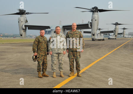 Von links nach rechts: US Marine Generalleutnant Terry Robling, US-Armee Generalleutnant Francis Wiercinski und US Marine Generalmajor Christopher Owens posieren vor drei U.S. Marine Corps MV-22 b Fischadler 21 Februar vor Antritt des Fluges am Flügel 41 Royal Thai Air Force Base in der Provinz Chiang Mai, Königreich von Thailand. Das Flugzeug transportiert die allgemeinen Offiziere, Ban Dan Lan Hoi, Sukothai Provinz, eine kombinierte Waffen Leben Feuer Übung, der kulminierende Fall Übung Cobra Gold 2013 teilnehmen. Als die größte multinationale Übung in der Region Asien-Pazifik hat CG 13 der Commitmen gezeigt. Stockfoto