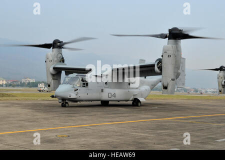 US Marine Corps MV-22 b Fischadler taxi über den Laufsteg 21 Februar am Flügel 41 Royal Thai Air Force Base in der Provinz Chiang Mai, Königreich von Thailand. Das Flugzeug transportiert senior US-Militärführer, Ban Dan Lan Hoi, Sukothai Provinz, an der kulminierende Fall Übung Cobra Gold 2013 ist eine kombinierte Waffen Leben Feuer Übung teilzunehmen. Als die größte multinationale Übung in der Region Asien-Pazifik hat CG 13 das Engagement der Partnerstaaten zur Verbesserung der Interoperabilität der Streitkräfte, Stärkung der regionalen Beziehungen und die Förderung der Sicherheit und der Station gezeigt. Stockfoto