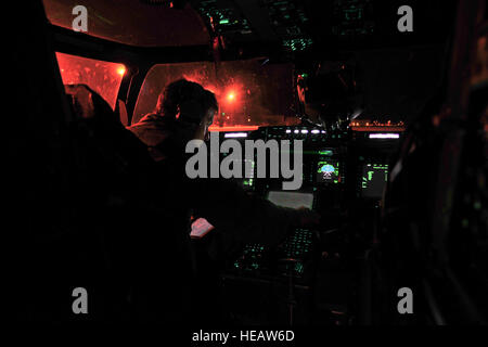 Staff Sgt Kenneth Zupkow, 8. Special Operations Squadron Flugingenieur, führt Vorflugkontrollen auf kritische Systeme in Hurlburt Field, Florida, 4. Juni 2014. Zupkow und andere Besatzungsmitglieder durchführen Vorflugkontrollen um sicherzustellen, dass wichtige Komponenten ordnungsgemäß vor dem Start durchführen. Staff Sergeant John Bainter) Stockfoto