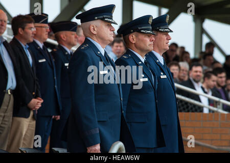 Generalmajor L. Scott Rice, Massachusetts Air National Guard-Adjutant General, verbindet Offiziersschule Kommandeur Oberst Scott Lockwood und Akademie der Militärwissenschaften Ablösung 12 Kommandant Lt Col Reid Rasmussen auf die OTS überprüfen Stan, 13. März 2015. Reis den Vorsitz über die Graduierung Parade und den Amtseid an Studenten in der ersten Gesamtkraft geliefert.  Melanie Rodgers Cox Stockfoto