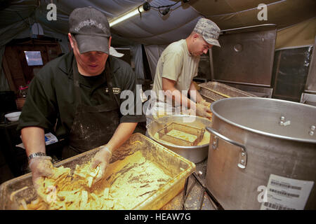 Outback Steakhouse Incorporated Mitarbeiter kochen 4.400 zur Unterstützung der Veteranen-Tag während einer Armed Forces Entertainment-Tour zum Transit Center am Manas am 11. November.  OSI besitzt Outback Steakhouse, Carrabba es Italian Grill, Bonefish Grill, Fleming's Prime Steakhouse und Weinbar und Roy es Hawaiian Fusion-Küche. Techn. Sgt. Jennifer Buzanowski) Stockfoto