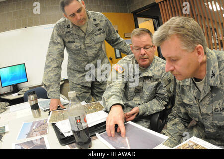 Von links nach Recht, Mitglieder in North Dakota National Guard Captain Grant Larson, der 119. Maintenance Squadron überprüfen Colonel Steve Tabor, North Dakota National Guard Einrichtungen Direktor und Oberst Ron Solberg, der 119. Selbsthilfegruppe Kommandant Karten gleichzeitig Flut kämpfen Pläne 18 März, Fargo, ND Stockfoto