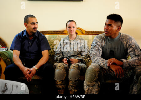 US Army Captain Loreto Borce (rechts) und Pfc. Katie Martiniak vom 7. Feldartillerie-Regiment, 3. Brigade, 25. Infanterie-Division, sprechen Sie mit Owja Polizeichef und lokalen Sheik, Neda Mahmoud Neda, im Inneren der Stadtrat Owja Gebäude in Owja, Irak, 22.Juli. Stockfoto