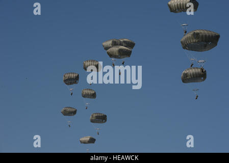 Mehr als 400 US-Armee 4. Bataillon, 25. Infanterie in der Luft springen aus sieben c-17 Globemaster III Flugzeuge während der Übung Talisman Sabre im Northern Territory, Australien, 8. Juli 2015. Übungen wie Talisman Sabre bieten effektive und intensive Ausbildung um sicherzustellen, dass unsere Kräfte in der Lage, interoperable und kurzfristig einsetzbar sind.  Senior Airman Stephen G. Eigel) Stockfoto