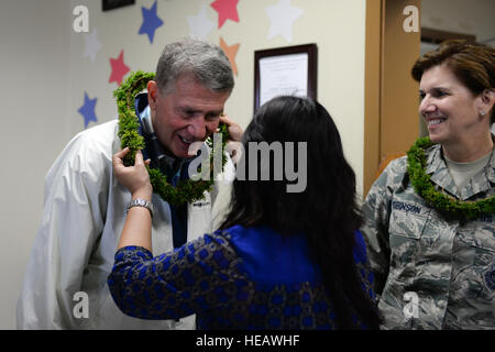 Pensionierte Air Force Generalmajor David Robinson erhält ein Lei während seines Besuchs in Andersens Child Development Center mit US Air Force General Lori Robinson, Kommandeur der Pacific Air Forces, 10. Juli 2015, Andersen Air Force Base, Guam. Während ihres Besuches auf der Insel Robinson tourte verschiedene Einrichtungen, die Flieger sind und Familie Readiness Center und U.S. Naval Hospital, um sich aus erster Hand zu erhalten, wie Flieger in Guam stationiert, zur regionalen Sicherheit beitragen.  Senior Airman Alexander W. Riedel Stockfoto