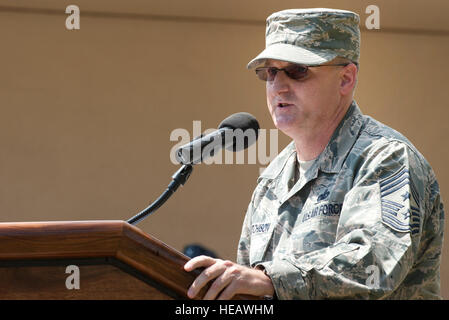 US Air Force Chief Master Sgt. Harold Hutchison, Pacific Air Forces Command Chief Master Sergeant, spricht über das Leben und die Karriere des neunten Chief Master Sgt. von der Air Force James Binnicker während einer Gedenkveranstaltung in der Mitte Binnicker Professional militärische Ausbildung (PME) 31. März 2015, bei gemeinsamen Basis Pearl Harbor-Hickam, Hawaii. Binnicker die Umsetzung der verpflichtete Performance Report (EPR) führen und arbeitete in Richtung immer mehr Master Sergeants in der Senior NCO Academy während seiner Amtszeit als Chief Master Sergeant der Luftwaffe von 1986-1990 zugelassen.  Staff Sgt Stockfoto