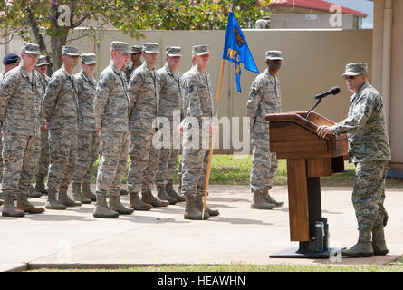 US Air Force Chief Master Sgt. Harold Hutchison, Pacific Air Forces Command Chief Master Sergeant, spricht über das Leben und die Karriere des neunten Chief Master Sgt. von der Air Force James Binnicker während einer Gedenkveranstaltung in der Mitte Binnicker Professional militärische Ausbildung (PME) 31. März 2015, bei gemeinsamen Basis Pearl Harbor-Hickam, Hawaii. Binnicker die Umsetzung der verpflichtete Performance Report (EPR) führen und arbeitete in Richtung immer mehr Master Sergeants in der Senior NCO Academy während seiner Amtszeit als Chief Master Sergeant der Luftwaffe von 1986-1990 zugelassen.  Staff Sgt Stockfoto