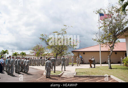 US Air Force Chief Master Sgt. Harold Hutchison, Pacific Air Forces Command Chief Master Sergeant, spricht über das Leben und die Karriere des neunten Chief Master Sgt. von der Air Force James Binnicker während einer Gedenkveranstaltung in der Mitte Binnicker Professional militärische Ausbildung (PME) 31. März 2015, bei gemeinsamen Basis Pearl Harbor-Hickam, Hawaii. Binnicker die Umsetzung der verpflichtete Performance Report (EPR) führen und arbeitete in Richtung immer mehr Master Sergeants in der Senior NCO Academy während seiner Amtszeit als Chief Master Sergeant der Luftwaffe von 1986-1990 zugelassen.  Staff Sgt Stockfoto