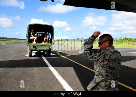 Senior Master Sgt. Joshua Bell, Operation Pacific Engel logistische Planer, führt einen LKW an die Frachtrampe ein Minnesota Air National Guard c-130 Hercules auf dem Flughafen in Vavau 19. Juli 2014. Der c-130 aufs medizinische Versorgung Vavau zur Unterstützung der multinationalen militärischen Gesundheit Dienstvorgänge Outreach im Pazifik Engel-Tonga.  Capt Cody Chiles Stockfoto