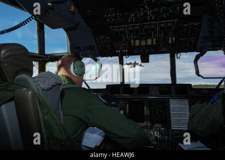 Royal Air Force Flight Lt. Graeme Hunt, britischer C-130J Super Hercules Pilot auf Austausch mit der Royal Australian Air Force Nr. 37 Squadron, hält kurz eine sich kreuzenden Start-und Landebahn, während einer c-17 Globemaster III führt einen Hauch und gehen bei Pacific Luftbrücke Rallye am 25. August 2015. Pacific Luftbrücke Rally ist eine Biennale, Militärischer Luftbrücke Symposium gesponsert von Pacific Air Forces für Völker in der Indo-Asien-Pazifik-Region. In diesem Jahr wird die 10. Iteration der Baureihe PAR Übung, die im Jahr 1997 begann. Staff Sgt. Sheila DeVera) Stockfoto