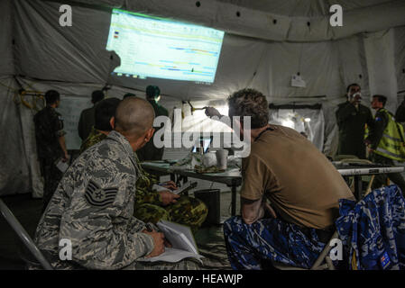 Übung-Planer aus den USA und der Royal Australian Air Force überprüfen Flugpläne während eine humanitäre Hilfe und Katastrophenschutz Antwort-Übung 12. Februar 2016, Andersen Air Force Base, Guam. Übung Cope North 16 erhöht humanitäre Hilfe und Katastrophenschutz Relief Krise Reaktionsmöglichkeiten zwischen den sechs Nationen und legt den Grundstein für die regionale Zusammenarbeit Expansion während der realen Risiken in der Indo-Asien-Pazifik-Region.  Staff Sgt Alexander W. Riedel Stockfoto