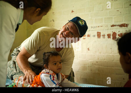 Lt. Col Troy McGill, Physiotherapeuten, 96. Medical Group, Eglin AFB, Fl behandelt einer nepalesischen Mädchen während US Pacific Command Operation Pacific Engel 12-4 in Nepal am 11. September 2012.  McGill ist Behandlung von Patienten an der Nau Danda Health Post von Dhikur Pokhari Dorf Entwicklung Ausschuss (VDC) Kaski Bezirk.  Pacific Angel ist eine Pacific Air Forces geplante Veranstaltung, die humanitäre Hilfe und Katastrophenschutz Relief Fähigkeiten zwischen den Vereinigten Staaten und pazifischen Partner verbessert. Die USA wurde durch die Regierung von Nepal eingeladen, Unterstützung durch die Durchführung von medizinischen, Optometrie, und zivile Motor Stockfoto