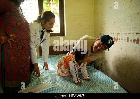 Lt. Col Troy McGill, Physiotherapeuten, 96. Medical Group, Eglin AFB, Fl behandelt einer nepalesischen Mädchen während US Pacific Command Operation Pacific Engel 12-4 in Nepal am 11. September 2012.  McGill ist Behandlung von Patienten an der Nau Danda Health Post von Dhikur Pokhari Dorf Entwicklung Ausschuss (VDC) Kaski Bezirk.  Pacific Angel ist eine Pacific Air Forces geplante Veranstaltung, die humanitäre Hilfe und Katastrophenschutz Relief Fähigkeiten zwischen den Vereinigten Staaten und pazifischen Partner verbessert. Die USA wurde durch die Regierung von Nepal eingeladen, Unterstützung durch die Durchführung von medizinischen, Optometrie, und zivile Motor Stockfoto