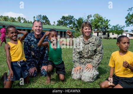 SAVUSAVU, Fidschi (12. Juni 2015) Captain Christopher Engdahl (links), der Befehlshaber der Pazifischen Partnerschaft 2015 aus South Bend, Indiana, spielt ein Spiel mit Fidschi Kinder an der Kantonsschule in Savusavu, Fidschi-Inseln im Pazifischen Partnerschaft 2015 Wai Levu Ost. Engdahl besuchten die Schule, ein Bauvorhaben zu beobachten und kennenlernen mit den Anwohnern. Fidschi ist Barmherzigkeit die erste Mission Hafen der PP15. Pazifische Partnerschaft ist in seiner 10. Iteration und ist die größte jährliche multilaterale humanitäre Hilfe und Disaster Preparedness Hilfsmission in der Indo-Asien-Pazifik-Region durchgeführt. Während t Stockfoto