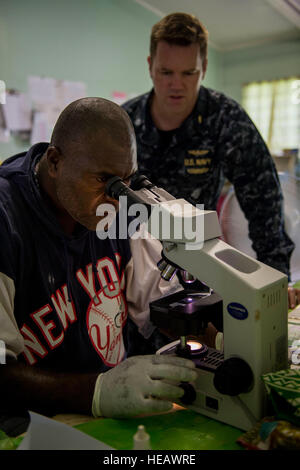 ARAWA, autonomen Region Bougainville, Papua-Neu-Guinea (3. Juli 2015) Thomas Matanie, ein Labortechniker Arawa Medical Center und CMdR Drake Tilley, eine Infektionskrankheit Arzt von Myrtle Beach, SC, test ein Mikroskop während einer Gemeinschaft Gesundheit Engagement in der Arawa medizinische Klinik im Rahmen der Pazifischen Partnerschaft 2015. Medizinisches Personal aus dem Lazarettschiff USNS Mercy (T-AH 19) wurden in der Klinik, medizinische Dienstleistungen und Informationen zur Gesundheit Sensibilisierung Bewohner bieten. Barmherzigkeit ist derzeit in Papua-Neu-Guinea für seine zweite Mission Hafen PP15. Pazifische Partnerschaft ist seiner Stockfoto