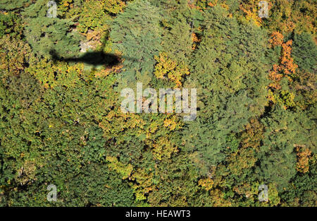 33. Rescue Squadron HH-60 Pave Hawk wirft einen Schatten auf einen Berg in der Republik Korea während der Bekämpfung Such- und Rettungsdienst Ausbildung im Pazifik Thunder 2012. Pazifik Donner ist eine jährlichen zweiwöchigen Übung wo traf Mitglieder der 33rd und 31. Rettung Geschwader mit der 25. Jagdstaffel und mehrere andere Einheiten auf Osan Air Base, ROK, zu testen, Combat Search und Rescue Taktiken für den realen Ernstfall vorzubereiten. Stockfoto