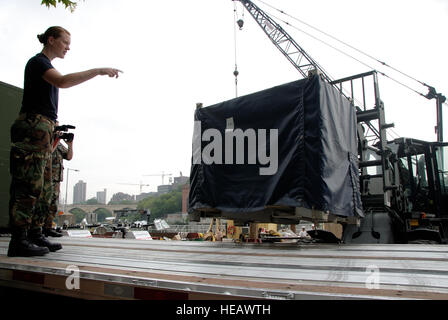 Staff Sgt Beth Miller von der Antenne Port Squadron, 133. Airlift Wing Minnesota Air National Guard leitet einen Gabelstapler laden U.S. Navy Taucher Ausrüstung von der Website des i-35 Brücke Wracks. Die US Navy Taucher vom Mobile Tauchen und Salvage Unit 2 (MDSU 2) aus Marine Amphibious Base Little Creek, VA. bereiten sich, nach anderen Bundes-, Staats- und Kommunen bei Bergungsarbeiten am Standort zu unterstützen zu lassen. Stockfoto