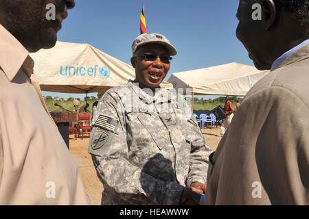 US Army Colonel Lorrie Oldham, Chirurg Zelle zuständigen Offizier, kombiniert Joint Task Force-Horn von Afrika, grüßt lokale Führer, 5. Mai 2009, während die Pader Kreiskrankenhaus Referral-Einweihungsfeier. Die Pader Bezirk Referral Hospital wurde von der US Defense Security Zusammenarbeit Agentur Übersee humanitäre Hilfe, Katastrophe und Bürgerbeteiligung Fonds in Zusammenarbeit mit CJTF-HOA finanziert. Die $369.000 Anlage hilft nachhaltig die Leben von 1.400.000 Binnenvertriebenen Ugandas und mehr als 200.000 Flüchtlinge aus regionaler Konflikte, und bieten Vorsorge und Behandlung von HIV. Stockfoto