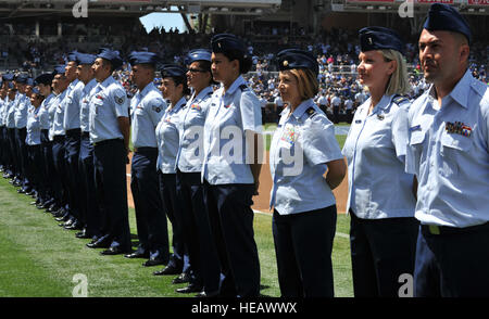 Mehr als 100 aktiven Dienst, Reserve und Air National Guard Flieger ausgekleidet Petco Stadion während der Pre-game Zeremonie bei den San Diego Padres US Air Force und Air National Guard Appreciation Day, 31. August 2014. Andere Aktivitäten enthalten eine Masse-Eintragung, Buchung der Farben, ein Air Force Reservist singen der Nationalhymne, den zeremoniellen ersten Pitch Flieger gebucht in jeder Position, die Spieler als sie zunächst zu begrüßen nahm das Feld und das Läuten der Glocke Mission um das Spiel zu starten. Techn. Sgt Megan Crusher) Stockfoto