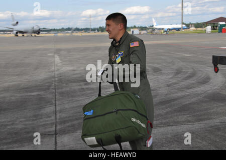 Asif Jah, Pakistan Luftwaffe Fliegerarzt, Cacheeinträgen medizinischen Ausrüstung mit Mitgliedern des Team McChord Aeromedical Evakuierung Team während des Juli 27 AE-Wettbewerbs. Flieger, die 1. Klasse Michael Schlachten) Stockfoto