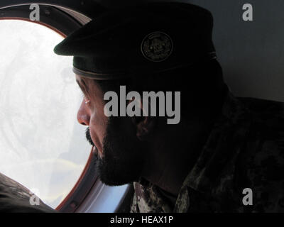 Eine afghanische Armee Soldat blickt aus einer Mi-17 Hubschrauber während einer Recon von der Absturzstelle der Pamir Airlines Absturzstelle am 20. Mai. Die Afghan National Army Air Corps und Combined Airpower Übergang Force Piloten fliegen über das Wrack, das ca. 15 nördlich von Kabul International Airport Minuten. Stockfoto