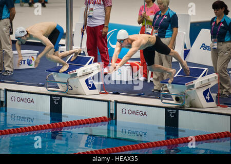 U.S. Navy Lt. Bradley Snyder, 31. August 2012, Explosive Ordnance Entsorgung Gruppe 2, taucht ein in den Pool während eines 100-Meter-Hitze bei den Paralympics in London zugewiesen. Die Paralympics ist einer großen internationalen Sportveranstaltung, an der Tausende von Athleten, einschließlich Verwundeten und verletzten US-Militärangehörige, in einer Vielzahl von Sportveranstaltungen teilnehmen.  Master Sergeant Sean M. Worrell Stockfoto