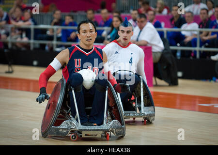 Ehemaliger U.S. Seemann William Groulx, links, US-Rollstuhl Rugby-Kapitän der Mannschaft, Köpfe auf das Ziel einen Punkt gegen Großbritannien Mannschaft während eines Matches bei den Paralympics in London 5. September 2012 zu erzielen. Die Paralympics ist einer großen internationalen Sportveranstaltung, an der Tausende von Athleten, einschließlich Verwundeten und verletzten US-Militärangehörige, in einer Vielzahl von Sportveranstaltungen teilnehmen.  Master Sergeant Sean M. Worrell Stockfoto