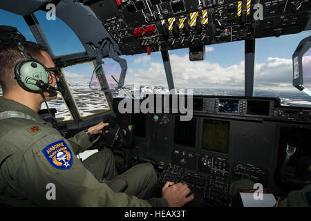 KEFLAVIK, Island--Major Geoffrey Ulrich, 48. Expeditionary Air Group C-130J Super Hercules Pilot fliegt in geringer Höhe über Island 30. Mai 2014, während zur isländischen Air Policing eingesetzt. Hauptaufgabe der c-130-Crew für die Bereitstellung ist, Suche und Rettung Luftbrücke für die bereitgestellte Pararescuemen. Techn. Sgt. Benjamin Wilson)(Released) Stockfoto