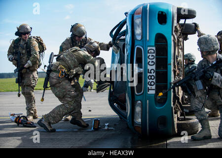 Pararescuemen zur 57. Rescue Squadron versetzt verwenden die Jaws Of Life um zu zerreißen einem Fahrzeugdach um ein mock Opfer während einer Kampf-Suche und Rettung Demonstration in der Royal Air Force Lakenheath, England, 21. April 2016 zu entfernen. Pararescuemen und Mitglieder des 48. Sicherheit Kräfte Geschwaders demonstriert die Rettung bei einem Chef des Stabes der Luftwaffe Civic Leader Programm zu besuchen. Staff Sgt. Emerson Nuñez) Stockfoto