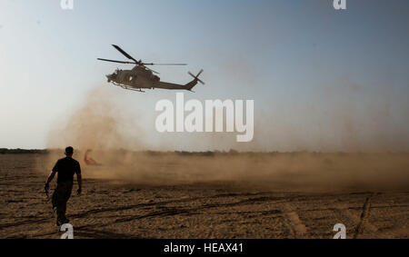 Ein Pararescue Heli aus der 82. Expeditionary Rescue Squadron geht in den Bereich der Ausbildung an der Katherine-Drop-Zone mit Piloten UH - 1 H Hubschrauber geflogen von der 15. Marine Expeditionary Unit vor Durchführung von Freefall Fallschirm Sprung Trainingsbetrieb mit bekämpfen Controllern aus der 23. spezielle Taktiken Squadron über Dschibuti, 22. Juli 2015 erfüllen. Der 15. MEU machte einen Anschluss nach Camp Lemonier, Djibouti, zur Unterstützung der humanitären Hilfe und Einsätze im Bereich US-Afrika-Befehle in der Verantwortung zu rufen. (Staff SGT Gregory Brook / veröffentlicht) Stockfoto