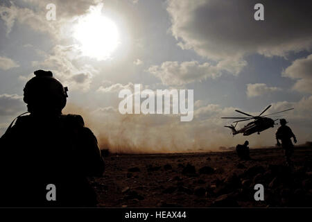 (090502-F-3682S-119) DJIBOUTI, Djibouti (2. Mai 2009) U.S. Air Force Pararescuemen von 82. Expeditionary Rescue Squadron (ERQS) warten auf ein Marinekorps CH-53E Hubschrauber von Marine schwere Hubschrauber Geschwader (HMH) 461 während einer Übung in der Nähe von Camp Lemonier zu landen. Die routinemäßige Ausbildung bot dem gemeinsame taktische Recovery Team eine Gelegenheit, simulierte isoliert Personal in eine karge Umgebung zu erholen.    Staff Sgt Joseph L. Swafford Jr. Stockfoto