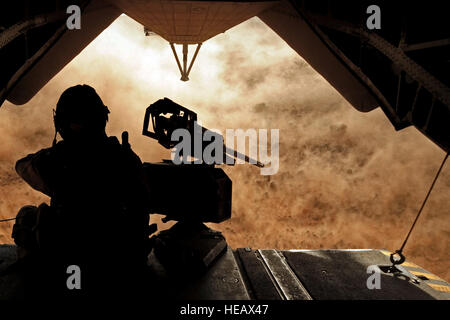 (090502-F-3682S-145) DJIBOUTI, Djibouti (2. Mai 2009) A US Marine von Marine schwere Hubschrauber Geschwader (HMH) 461 liegt am Ende einer Rampe CH-53E Hubschrauber während einer Übung in der Nähe von Camp Lemonier. Der Hubschrauber zur Verfügung gestellt Transport für eine gemeinsame taktische Recovery-Team zu simulierten isoliert Personal in eine karge Umgebung erholen.    Staff Sgt Joseph L. Swafford Jr. Stockfoto