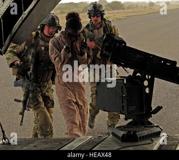 (090502-F-3682S-047) DJIBOUTI, Djibouti (2. Mai 2009) U.S. Air Force Pararescuemen von 82. Expeditionary Rescue Squadron (ERQS) und eine simulierte isoliert Personal an Bord einen Marinekorps CH-53E Hubschrauber von Marine schwere Hubschrauber Geschwader (HMH) 461 während einer Übung in der Nähe von Camp Lemonier. Die routinemäßige Ausbildung bot dem gemeinsame taktische Recovery Team eine Gelegenheit, simulierte isoliert Personal in eine karge Umgebung zu erholen.   Staff Sgt Joseph L. Swafford Jr. Stockfoto