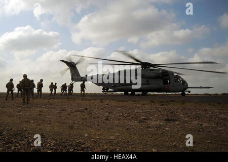 (090502-F-3682S-082) DJIBOUTI, Djibouti (2. Mai 2009) A US Air Force Schutzengel-Team aus 82. Expeditionary Rescue Squadron (ERQS) Vorstand ein Marinekorps CH-53E Hubschrauber von Marine schwere Hubschrauber Geschwader (HMH) 461 während einer Übung in der Nähe von Camp Lemonier. Die routinemäßige Ausbildung bot dem gemeinsame taktische Recovery Team eine Gelegenheit, simulierte isoliert Personal in eine karge Umgebung zu erholen.   Staff Sgt Joseph L. Swafford Jr. Stockfoto