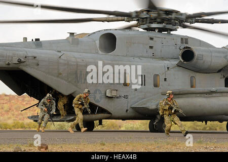 (090502-F-3682S-013) DJIBOUTI, Djibouti (2. Mai 2009) A. US Air Force Schutzengel Team von 82. Expeditionary Rescue Squadron (ERQS) beenden Sie einen Marinekorps CH-53E Hubschrauber von Marine schwere Hubschrauber Geschwader (HMH) 461 während einer Übung in der Nähe von Camp Lemonier. Die routinemäßige Ausbildung bot dem gemeinsame taktische Recovery Team eine Gelegenheit, simulierte isoliert Personal in eine karge Umgebung zu erholen.   Staff Sgt Joseph L. Swafford Jr. Stockfoto