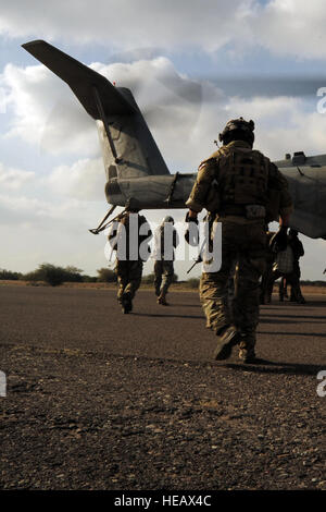 (090502-F-3682S-125) DJIBOUTI, Djibouti (2. Mai 2009) U.S. Air Force Pararescuemen von 82. Expeditionary Rescue Squadron (ERQS) steigen Sie in ein Marinekorps CH-53E Hubschrauber von Marine schwere Hubschrauber Geschwader (HMH) 461 während einer Übung in der Nähe von Camp Lemonier. Die routinemäßige Ausbildung bot dem gemeinsame taktische Recovery Team eine Gelegenheit, simulierte isoliert Personal in eine karge Umgebung zu erholen.    Staff Sgt Joseph L. Swafford Jr. Stockfoto