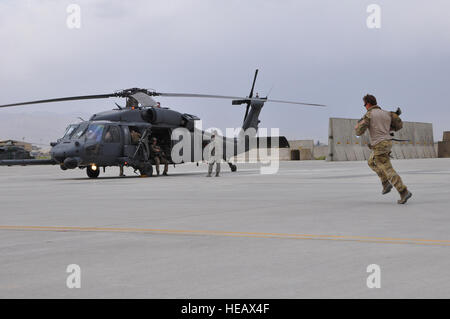 Techn. Sgt Kris Burridge, 83. Expeditionary Rescue Squadron Pararescue Jumper, verschwendet keine Zeit beim Ausstieg zu einem HH - 60G Pave Hawk-Hubschrauber während einer Unfall-Evakuierung-Mission hier Juni 12. Die schnelle Reaktion-Aktionen der 83. ERQS Flieger rettete das Leben von zwei verletzten Afghanischen Nationalpolizei in Kapisa Provinz, Afghanistan. 83. ERQS dauert durchschnittlich nur 10 Minuten ab dem Zeitpunkt der Benachrichtigung einen Hubschrauber auf dem Weg zum Kampf zu haben. Burridge ist aus Detroit, Michigan, USA 83. ERQS Pararescue Flieger werden bereitgestellt von der 31. Rescue Squadron auf der Kadena Air Base. Das Flugpersonal Stockfoto