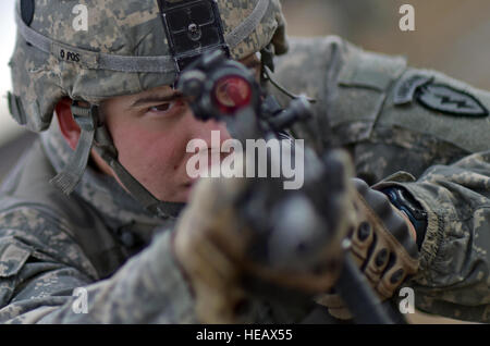 SPC. Jacob Ostolaza, gebürtig aus New York City, zugeordnet der 4th Infantry Brigade Combat Team (Airborne), 25. Infanterie-Division, U.S. Army Alaska, zieht Sicherheit bei einem Angriff der gezwungen Eintrag Fallschirm auf Malemute Drop-Zone am gemeinsamen Basis Elmendorf-Richardson, Alaska, Mittwoch, 18. März 2015, als Teil eines größeren taktischen Bereich Übung. Die Soldaten sind Bestandteil der Armee nur Pacific Luftlandebrigade mit der Fähigkeit, sich schnell weltweit bereitstellen und sind darauf trainiert, militärische Operationen unter strengen Bedingungen durchzuführen. Justin Connaher) Stockfoto