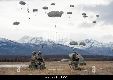 Fallschirmjäger, die 4th Infantry Brigade Combat Team (Airborne) zugewiesen, 25. Infanterie-Division, U.S. Army Alaska, Praxis einen gezwungen Eintrag Fallschirm-Angriff auf Malemute Drop-Zone am gemeinsamen Basis Elmendorf-Richardson, Alaska, 18. März 2015, als Teil eines größeren taktischen Feldes ausüben. Die Soldaten sind Bestandteil der Armee nur Pacific Luftlandebrigade mit der Fähigkeit, sich schnell weltweit bereitstellen und sind darauf trainiert, militärische Operationen unter strengen Bedingungen durchzuführen. Alejandro Pena) Stockfoto