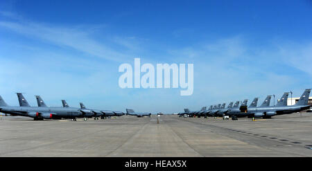 Ein Ensemble von KC-135 Stratotankers beruht auf der McConnell Air Force Base, Kansas, Flightline 10. März 2014. McConnell AFB wurde ausgewählt, um die neue Heimat der KC-46A Pegasus, die Air Force neueste Betankung Hubarbeitsbühne. Die KC-135 hat Flugzeuge im in- und Ausland seit 1956 tanken gewesen. Flieger 1. Klasse David Bernal Del Agua) Stockfoto