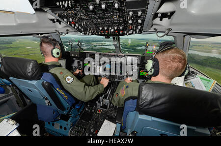 Führen Sie Major Rich Polehemus (links) und Lieutenant Colonel Hugh Hamilton, C-17A-Piloten der 326th Luftbrücke Geschwader, 512th Luftbrücke Flügel, Luftwaffe Reserve-Befehl, ein Instrument Landing System (ILS)-Anflug auf die Piste 01 auf der Dover Air Force Base auf 18. Juni 2013. Deutlich sichtbar auf den Multifunktions-Cockpit-Displays ist die Wetterbild mit Starkregen in rot. Dover-Flotte von C - 5M und C-17A werden von aktiven Dienst (436th) und reserve (512th) Flügel. Greg L. Davis) Stockfoto