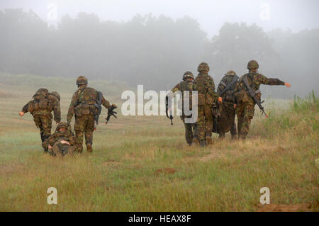 Britische Soldaten des 4. Bataillons, 4. Yorkshire Regiment, führen während der Patriot National Guard Übung ein städtisches Angriffstraining in Fort McCoy, Wisconsin, durch. Die Übung verbessert die Fähigkeiten der US-Nationalgarde, der Reserve und der aktiven Luftwaffe und der Armee und schließt die Teilnahme von kanadischen, britischen und niederländischen Truppen ein, um die multinationale operative Effektivität zu verbessern. Stockfoto