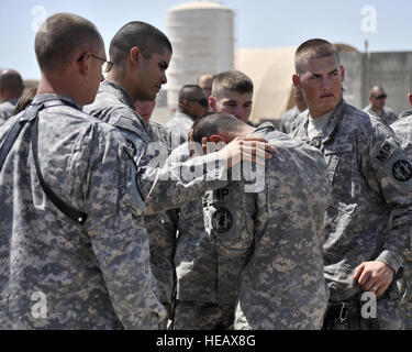 14.08.2008 - nimmt SATHER AIR BASE, Irak – Private 1. Klasse Nicholas Fleming (rechts) einen letzten Blick zurück auf das Flugzeug, die den Körper des anderen Soldaten und Freund CPL James Hale nach Hause aus dem Irak, als Captain Daniel Gonzales Konsolen CPL Leo Arce durchgeführt. Soldaten aus dem 978th Military Police Company und Flieger aus der 447th Air Expeditionary Gruppe versammelt, um Corporal Hale, Patriot Ehrungen zukommen lassen, der in Bagdad durch eine Bombe am Straßenrand 13 Juli getötet wurde.  Die Patriot-Zeremonie markiert den Beginn der Heimreise für US-Militärangehörige getötet während seiner Zeit an verteilten Standorten. (Master Sgt Stockfoto